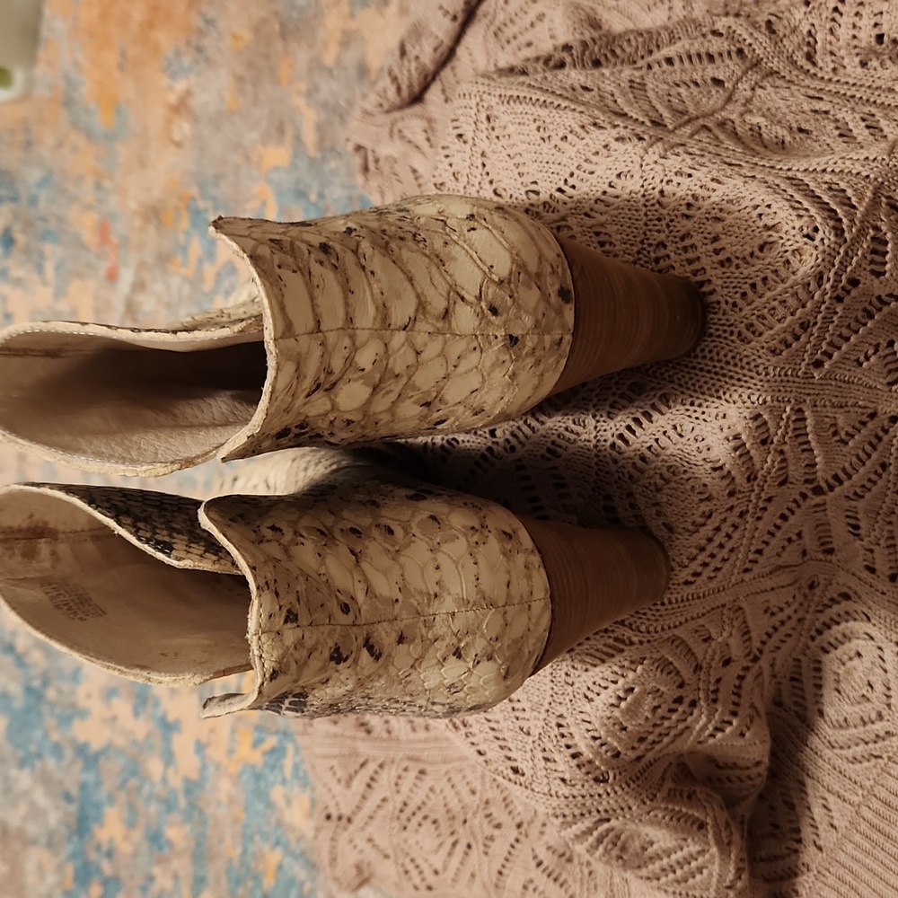 Snakeskin angle booties for fall🍂🍁 - Picture 5 of 7